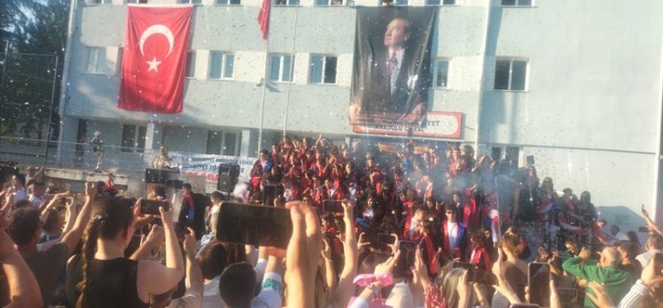 80. Yıl Cumhuriyet Anadolu Lisesi’nde mezuniyet heyecanı