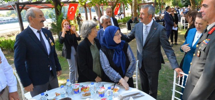 Vali Sezer, Gazilerimiz ve şehit aileleri ile bir araya geldi.