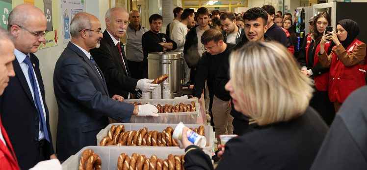 Rektör Hatipler’den öğrencilere simit ayran ikramı